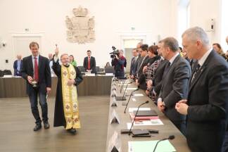 Vor dem Beginn der ersten Plenarsitzung wurde der neue Salzburger Landtagssaal gesegnet. Im Bild: Erzpriester Dimitru Viezuianu 