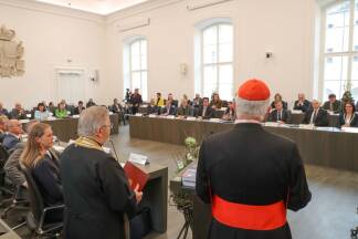 Vor dem offiziellen Beginn der Haussitzung wurde der neue Saal gesegnet. 