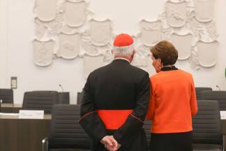 Landtagspräsidentin Brigitta Pallauf mit Erzbischof Franz Lackner. 