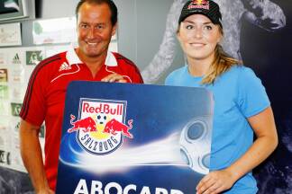 Startrainer hin oder her: Nur mit saloppem Polo bekleidet, musste Huub beim Job-Antritt erst einmal eine Abocard kaufen, um Zutritt ins Stadion zu erhalten. Und wir sehen: Auch Lindsey Vonn hat bei Red Bull mal klein angefangen. <br /> Startrainer hin oder her: Nur mit saloppem Polo bekleidet, musste Huub beim Job-Antritt erst einmal eine Abocard kaufen, um Zutritt ins Stadion zu erhalten. Und wir sehen: Auch Lindsey Vonn hat bei Red Bull mal klein angefangen. <br />