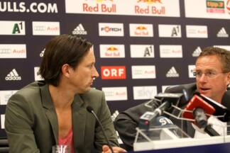 Er ließ tief blicken. Roger zeigte bei seinem Antritt in Salzburg Mut zu Sakko mit Dekolleté. Er ließ tief blicken. Roger zeigte bei seinem Antritt in Salzburg Mut zu Sakko mit Dekolleté.