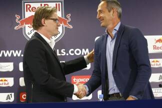 „Christoph, bei Red Bull habe ich einen Freund gefunden. Aber ich möchte nicht dauernd kleine Kinder trainieren, sondern lieber Young Boys." - "Toll, Adi. Das Sakko gibst bitte nachher ab." „Christoph, bei Red Bull habe ich einen Freund gefunden. Aber ich möchte nicht dauernd kleine Kinder trainieren, sondern lieber Young Boys.' - 'Toll, Adi. Das Sakko gibst bitte nachher ab.'