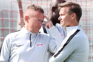Rangnick: „..die haben schon ein bissle ’nen Vogel in Salzburg mit ihrem Kleidertick. Aber Jesse, wenn du deine Leipzig-Weschte anbehältscht, fällt’s dort auch nicht wirklich auf.“ Rangnick: „..die haben schon ein bissle ’nen Vogel in Salzburg mit ihrem Kleidertick. Aber Jesse, wenn du deine Leipzig-Weschte anbehältscht, fällt’s dort auch nicht wirklich auf.“