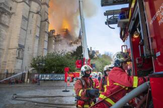 400 Pariser Feuerwehrleute kämpften gegen die Flammen. 