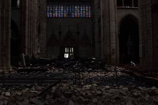 Schutt und Asche – ein Blick in das Innere der Kathedrale Notre-Dame. 