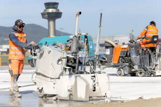 Arbeiten auf der Start- und Landebahn am Freitag, 26. April 2019: Wegen einer Generalsanierung der Start- und Landebahn, ist der Flughafen Salzburg bis zum 28. Mai gesperrt. 