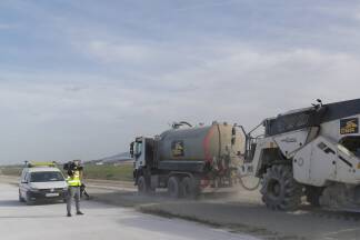 Arbeiten auf der Start- und Landebahn am Freitag, 26. April 2019: Wegen einer Generalsanierung der Start- und Landebahn, ist der Flughafen Salzburg bis zum 28. Mai gesperrt. 