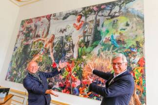 Lois Renners Großbild „Makart“ zieht bei Bürgermeister Harald Preuner ein. 