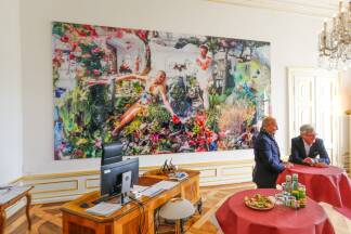 Lois Renners Großbild „Makart“ zieht bei Bürgermeister Harald Preuner ein. 