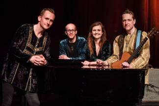Ragga Gröndal (Gesang, Klavier, Gitarre), Guðmundur Pétursson (Gitarre), Haukur Gröndal (Klarinette), Claudio Spieler (Perkussion).  