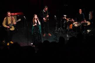 Ragga Gröndal (Gesang, Klavier, Gitarre), Guðmundur Pétursson (Gitarre), Haukur Gröndal (Klarinette), Claudio Spieler (Perkussion).  