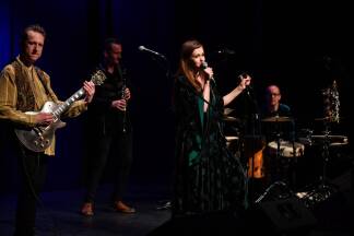 Ragga Gröndal (Gesang, Klavier, Gitarre), Guðmundur Pétursson (Gitarre), Haukur Gröndal (Klarinette), Claudio Spieler (Perkussion).  