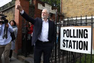 Labour-Chef Jeremy Corbyn vor seinem Wahllokal in London.  Labour-Chef Jeremy Corbyn vor seinem Wahllokal in London.