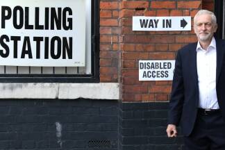 Labour-Chef Jeremy Corbyn vor seinem Wahllokal in London.  Labour-Chef Jeremy Corbyn vor seinem Wahllokal in London.