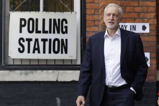 Labour-Chef Jeremy Corbyn vor seinem Wahllokal in London.  Labour-Chef Jeremy Corbyn vor seinem Wahllokal in London.
