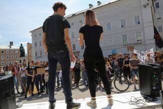 Marion Möstl und Paul Pogadl vom WRG auf der Rednerbühne: „Der Verkehr ist der größte Klimakiller“.  Marion Möstl und Paul Pogadl vom WRG auf der Rednerbühne: „Der Verkehr ist der größte Klimakiller“.