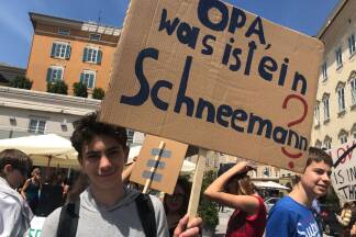 Mit selbst gebastelten Transparenten kamen die Schüler zur Demo nach Salzburg.  Mit selbst gebastelten Transparenten kamen die Schüler zur Demo nach Salzburg.