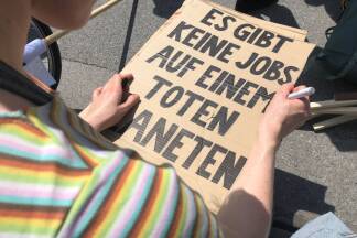 Mit selbst gebastelten Transparenten kamen die Schüler zur Demo nach Salzburg.  Mit selbst gebastelten Transparenten kamen die Schüler zur Demo nach Salzburg.