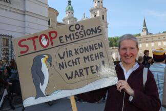 Anette Jordan, Klimaschützerin und Umweltbeauftragte der altkatholischen Kirche Salzburg, beteiligte sich an der Kundgebung.  Anette Jordan, Klimaschützerin und Umweltbeauftragte der altkatholischen Kirche Salzburg, beteiligte sich an der Kundgebung.