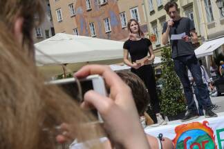 Marion Möstl und Paul Pogald vom WRG machten ihrem Ärger über die schleppende Klimapolitik Luft.   Marion Möstl und Paul Pogald vom WRG machten ihrem Ärger über die schleppende Klimapolitik Luft.