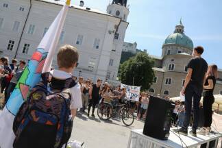 Möstl und ihre Mitstreiter fordern den sofortigen Ausbau des Öffentlichen Verkehrs bei kostenloser Nutzung und den „Rück- und Umbau der Automobilindustrie“.  Möstl und ihre Mitstreiter fordern den sofortigen Ausbau des Öffentlichen Verkehrs bei kostenloser Nutzung und den „Rück- und Umbau der Automobilindustrie“.
