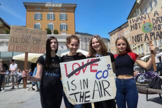 Jasmin, Sandra, Sarah, Milya kamen extra aus Saalfelden, um für das Klima demonstrieren zu können.  Jasmin, Sandra, Sarah, Milya kamen extra aus Saalfelden, um für das Klima demonstrieren zu können.