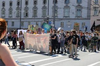 Die Demonstranten marschierten über die Staatsbrücke.  Die Demonstranten marschierten über die Staatsbrücke.