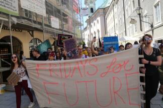Mit einem großen„Fridays for Future“-Banner an der Spitze zog der Zug durch die Linzer Gasse.  Mit einem großen„Fridays for Future“-Banner an der Spitze zog der Zug durch die Linzer Gasse.