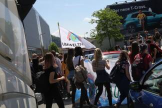 Die Autos musste warten – nicht immer zur Freude der Autofahrer.  Die Autos musste warten – nicht immer zur Freude der Autofahrer.