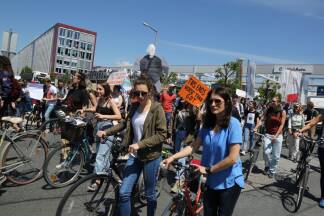 Symbolisch wurde die Porsche-Holding als Ziel gewählt.   Symbolisch wurde die Porsche-Holding als Ziel gewählt.