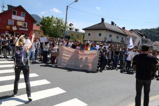 Der Demonstrationszug erreichte die Zentrale des Porsche-Konzerns in der Vogelweiderstraße.  Der Demonstrationszug erreichte die Zentrale des Porsche-Konzerns in der Vogelweiderstraße.