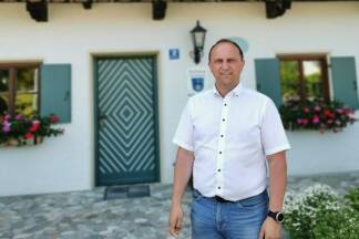 Bürgermeister Hans-Jörg Birner vor dem Rathaus in Kirchanschöring – eine halbe Autostunde von der Stadt Salzburg entfernt.   Bürgermeister Hans-Jörg Birner vor dem Rathaus in Kirchanschöring – eine halbe Autostunde von der Stadt Salzburg entfernt.