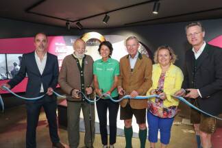 Ausstellungsgestalter Andreas Zangl, Sepp Forcher, Gerlinde Kaltenbrunner, LH Wilfried Haslauer, Nicole Slupetzky (Vizepräsidentin Österreichischer Alpenverein) und Grohag-Vorstand Johannes Hörl. 