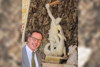 Residenz-Verwalter Theobald Seyffertitz vor dem Herkulesbrunnen.  