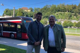 Grödigs Bürgermeister Herbert Schober mit seinem Vorgänger Richard Hemetsberger, der die Verlängerung der Linie 5 gemeinsam mit Stadt und Land auf den Weg gebracht hatte.  