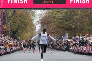 Eliud Kipchoge hat in Wien die Marathondistanz als erster Mensch in weniger als zwei Stunden geschafft. 