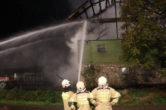 Insgesamt kämpften 150 Feuerwehrleute aus Neumarkt, Straßwalchen, Köstendorf und Eugendorf stundenlang gegen den Brand an. 