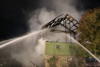 Insgesamt kämpften 150 Feuerwehrleute aus Neumarkt, Straßwalchen, Köstendorf und Eugendorf stundenlang gegen den Brand an. 