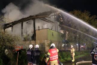 Insgesamt kämpften 150 Feuerwehrleute aus Neumarkt, Straßwalchen, Köstendorf und Eugendorf stundenlang gegen den Brand an. 