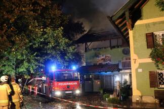 Insgesamt kämpften 150 Feuerwehrleute aus Neumarkt, Straßwalchen, Köstendorf und Eugendorf stundenlang gegen den Brand an. 