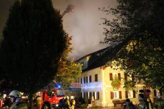 Insgesamt kämpften 150 Feuerwehrleute aus Neumarkt, Straßwalchen, Köstendorf und Eugendorf stundenlang gegen den Brand an. 