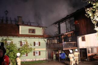 Insgesamt kämpften 150 Feuerwehrleute aus Neumarkt, Straßwalchen, Köstendorf und Eugendorf stundenlang gegen den Brand an. 