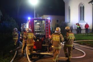 Insgesamt kämpften 150 Feuerwehrleute aus Neumarkt, Straßwalchen, Köstendorf und Eugendorf stundenlang gegen den Brand an. 