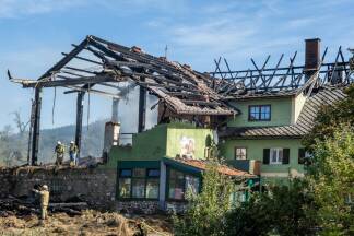 Das Wirtschaftsgebäude und der Dachstuhl des alten Bauernhauses, der um 1600 errichtet worden sein soll, brannten aus. 
