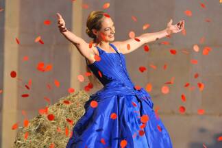 Das einzige blaue Kleid in der Jedermann-Geschichte trug in den Jahren 2008 und 2009 Sophie von Kessel. 