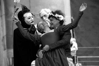 Maddalena Crippa als Buhlschaft und Martin Benrath als Tod, Crippa spielt in den Jahren 1994 bis 1997. 