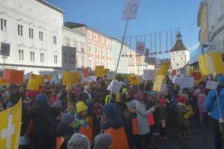 Rund 500 Kinder demonstrierten gegen die angekündigte Schließung der Schule. 
