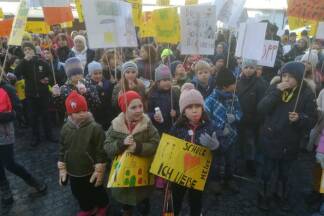 Rund 500 Kinder demonstrierten gegen die angekündigte Schließung der Schule. 