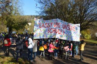 Rund 500 Kinder demonstrierten gegen die angekündigte Schließung der Schule. 