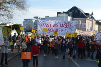 Rund 500 Kinder demonstrierten gegen die angekündigte Schließung der Schule. 